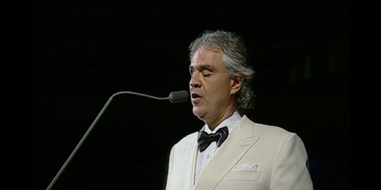 Bocelli canta e accende le nuove luci sul Ponte Vecchio