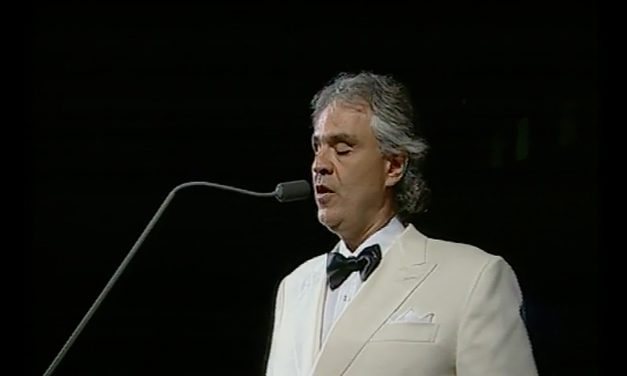 Bocelli canta e accende le nuove luci sul Ponte Vecchio