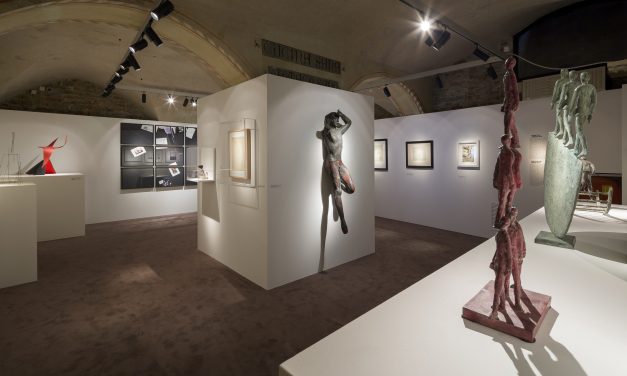 Camminare: una forma d’arte? E’ la difficile tesi di “Equilibrio”, al Museo Ferragamo