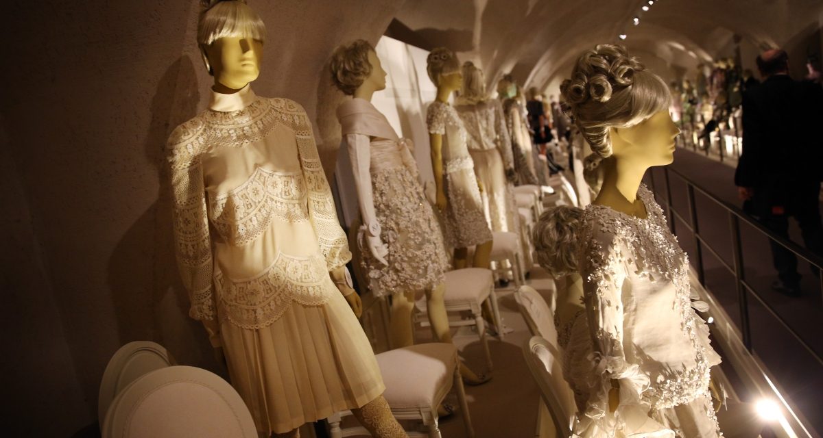 Valentino: Master of Couture