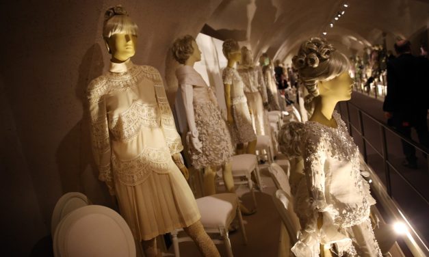 Valentino: Master of Couture