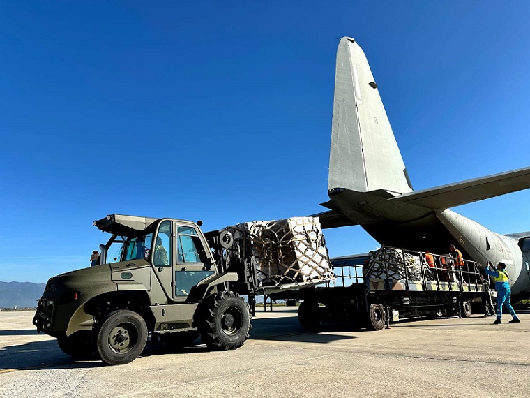 Quindici tonnellate di aiuti umanitari alla popolazione di Gaza trasportati con il volo speciale dell’Aeronautica Militare