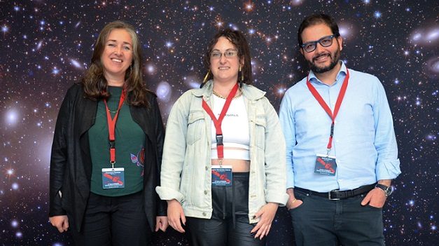 Nube di gas distrutta da una coppia di buchi neri “affamati”