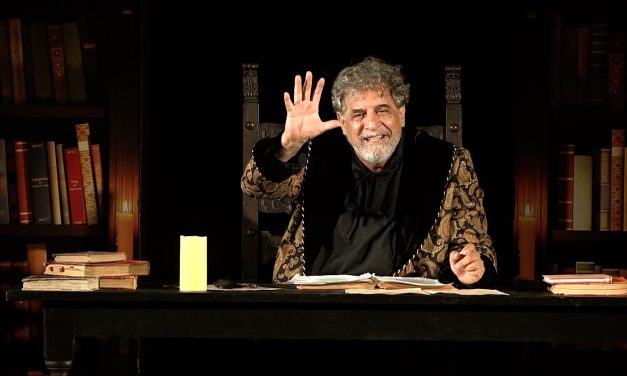 Edoardo Siravo, primo direttore artistico del Festival Internazionale, nel 2003, torna sul palcoscenico del Teatro Romano con il suo travolgente Faust