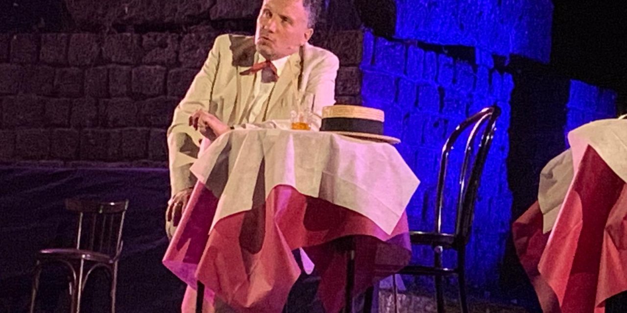 “L’uomo dal fiore in bocca”, successo strepitoso per lo spettacolo con la regia di Simone Migliorini. Sul palco per i saluti finali anche il Sindaco, e i Presidenti di Fondazione e Banca CR Volterra