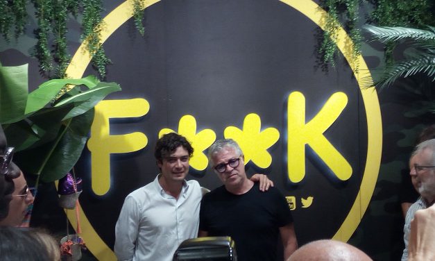 Riccardo Scamarcio sul “set” di Pitti