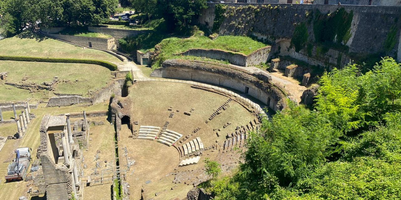 L’uomo dal fiore in bocca con Simone Migliorini sulla scena del Teatro Romano